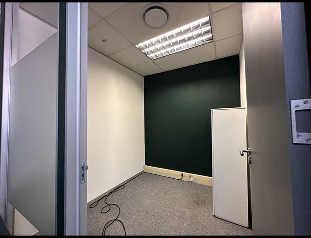 75M² CO-WORKING SPACE TO LET IN DIE HOEWES